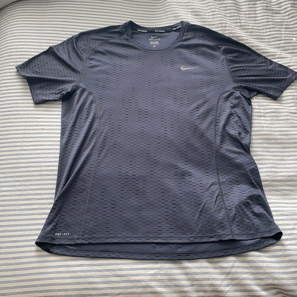 Men’s Nike Dri Fit Running/Gym Shirt. Dark Grey and black pattern, large.